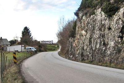 Standarden på fylkesveg 542 er ikke imponerende. HAB Construction kan få jobben med å utbedre den.