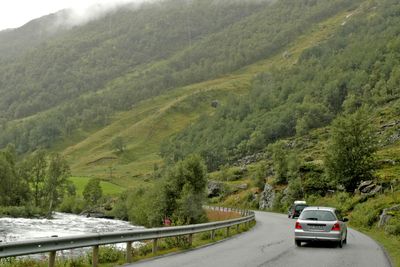 E 16 mellom Borlaug og Smedalsosen går gjennom naturskjønne omgivelser i Lærdalen, men standarden holder ikke mål. Vegen er ikke en gang bred nok til å få midtlinje. Denne strekningen blir lokalveg når tunnelen åpnes.