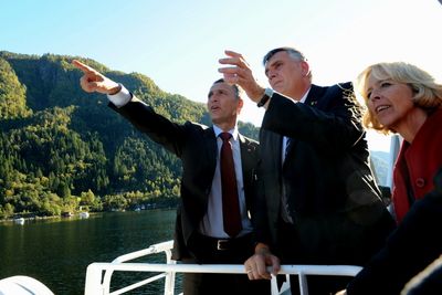 FOR VIKTIG: ¿ Klimakampen er for viktig til at den kan overlates til frivillig innsats alene, sier statsministeren. Her på båttur i Hardanger.
