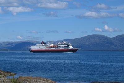 TILBAKE I RUTE: Finnmarken hentes tilbake til Norge, og skal igjen få malt på den klassiske hurtigruteprofilen, etter å ha vært hotellskip i Australia en periode.