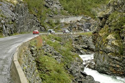 E 16 i øvre del av Lærdal kommune kan være en hyggelig opplevelse for turister, men som stamveg holder den ikke mål. Denne strekningen blir erstattet av en 4 km lang tunnel.