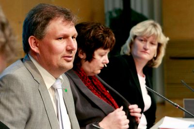 Flere fylkesledere i Sp vil fjerne Terje Riis-Johansen fra regjeringen.