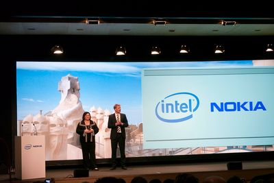 BESTEVENNER:Intels sjef for programvare, Reneé Jones og Nokias sjef for terminaler, Kai Öistämö sverger troskap på Linux og slår sammen sine respektive satsinger