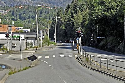 Slik går Fanavegen i dag. Mesta skal flytte den til venstre slik at Bybanen kan overta traséen. Bortenfor lyskrysset blir det en holdeplass. Det grå huset nærmest skal rives.