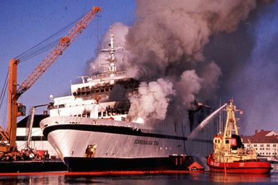 TRAGEDIE: Det begynte å brenne om bord i passasjerferjen "Scandinavian Star" i Skagerrak mellom Oslo og Fredrikshavn natt til 7. april 1990. 159 mennesker omkom. Her er skipet i brann ved kaia i Lysekil.