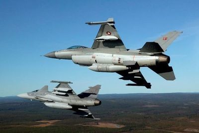 Danske F-16 (her sammen med et Jas-39 Gripen) må holde ut i ti år til. Kanskje blir det erstattet av kun 22 nye kampfly.