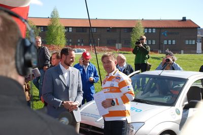 KLAR TIL START: Kronprinsen og Henning Solberg gjør seg klare til første etappe av nullutslippsrallyet Viking Rally mandag.