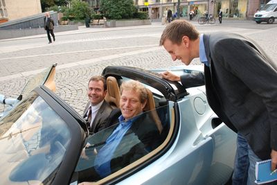 SJEKK DET GLISET: Frederic Hauge har fått seg en Tesla Roadster Sport, samme bil som Petter Stordalen. Elbilen gjør 0-100 km/t på 3,6 sekunder. Senterpartiets Erling Sande (t.h.) har lyst på en kjøretur. Marius Holm i Bellona er passasjer.