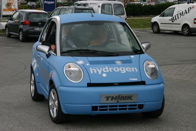 Think Hydrogen ble lansert for offentligheten i 2006, men da gikk den kun på batteri. Brenselcellen som var montert var bare for syns skyld.