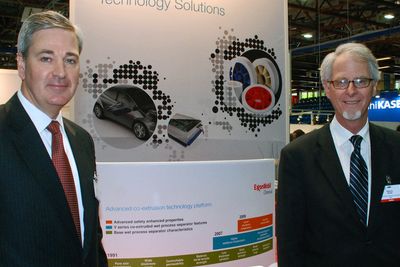 Andrew Malkin (t.v) og Patrick Brant i ExxonMobil Chemical er underleverandører til den stadig voksende litium-ionbatteriindustrien.