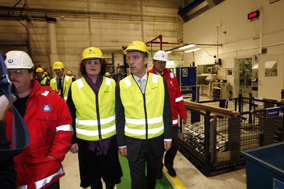 Daværende næringsminister Sylvia Brustad og statsminister Jens Stoltenberg besøkte Hydro på Raufoss i valgkampen. Nå er bedriften solgt.
