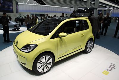 Volkswagen E-Up! kommer ikke på markedet før om fire år, men VW er selvsikre nok til å lansere den som verdens første masseproduserte elbil.