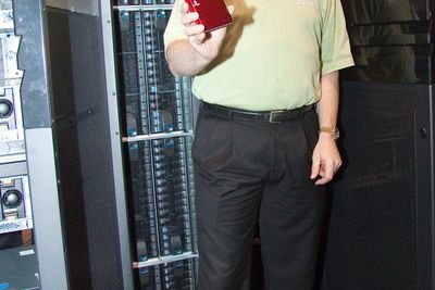 STOR OG LITEN:Teknologidirektør Ken Steinhardt i datalagringselskapet EMC foran selskapets store Symetrics lagringsskap med selskapets minste Iomega lommelager i hånden.