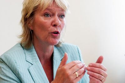 Tidligere Høyre-politiker Kristin Clemet kritiserer nå "gamlepartiet" for å miste motet i sykelønnsdebatten.