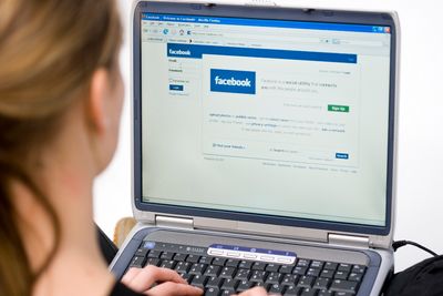 FORBUDSTID: Mange bedrifter velger å forby sosiale medier som Facebook. - Uklokt og kortsiktig. mener eksperter.