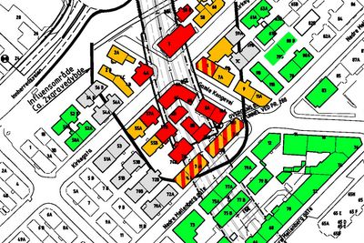 Ikke alle husene som er markert med rødt må flyttes eller rives. Entreprenøren har valgt en metode som medfører at noen av dem kan stå i hele byggetiden.