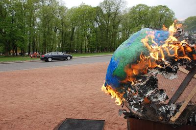 MAI 2009: Demonstranter brenner en klode mens regjeringsbilene er på vei til statsråd hvor utbyggingen av Goliat-feltet i Barentshavet vedtas. Hvis togradersmålet legges til grunn, vil det neppe bli mer oljeutvinning i nord, mener konsulent Haakon Vennemo.