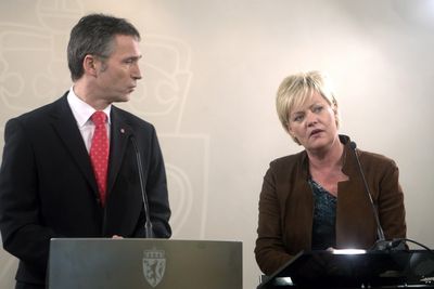 Både statsminister Jens Stoltenberg og finansminister Kristin Halvorsen reagerer på Eivind Reitens etterlønnsavtale.