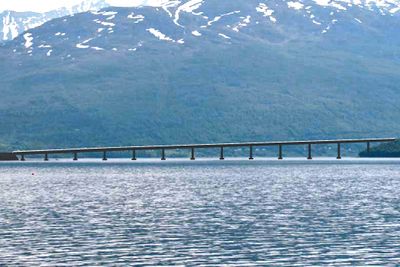 Omtrent slik vil Ramfjorden bru se ut. Med en maksimal dybde i brutraséen på 36 meter er det liten grunn til å tro at en bru med lange spenn vil bli foretrukket.