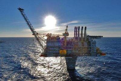 UT ÅRHUNDRE: Oljevirksomheten på norsk sokkel er kommet for å bli spår Norske Shell