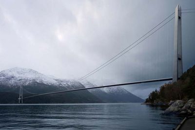 Norges lengste hengebru, Hardangerbrua, ble bygget med ett brudekke. Nå ser danske forskere på muligheten for å bygge lengre hengebruer med flere parallelle dekker. 