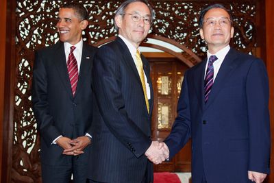USAs energiminister Stephen Chu (i midten) vil se norske pumpekraftverk når han kommer til Norge sammen med president Obama denne uken. Her sammen med Kinas statsminister Wen Jiabao.