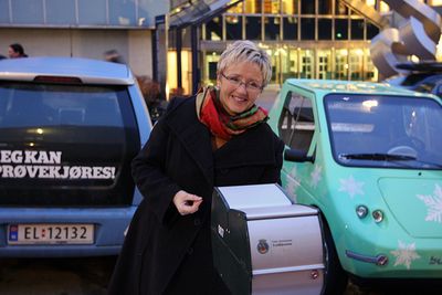 Samferdselsminister Liv Signe Navarsete vil se flere elbiler på veiene.
