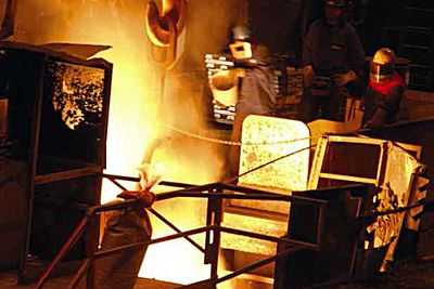 Scana Industrier ASA oppgraderer sine svenske stålverk. Bildet er fra smelteprosessen ved Scana Steel Stavanger.