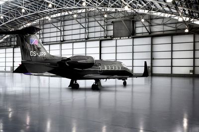 På denne tida skulle Jet Republic etter den opprinnelige planen fått det første av i alt 110 slike svarte Learjet 60 XR-fly fra Bombardier.