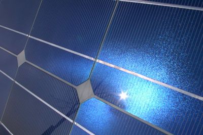 Australske forskere har fått til 40,4 prosent effektivitet i kommersielle solceller, mens tyske og franske forskere har nådd 46 prosent. 