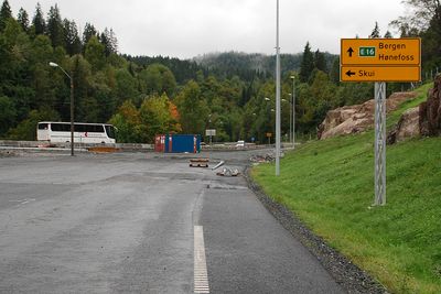 BEDRES: Den ferdige parsellen Wøyen - Bjørum skal kobles på dagens E16 våren 2009. Den nye veien er allerede ferdig oppmerket og skiltet, men trafikken går fortsatt langs den smale, svingete veien opp mot Sollihøgda fra Skui. I NTP kommer det mer penger til E16.