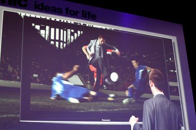 DELTA SELV: 3D-TV-er gir en helt annen opplevelse av å delta selv, mener Panasonic.