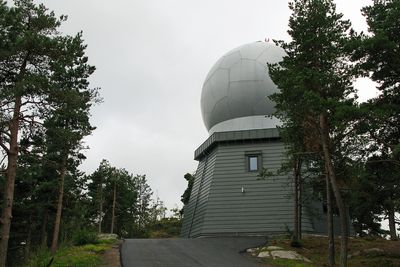 Fargen på både bygning og radom er valgt i samarbeid mellom Avinor og Stokke kommune for å sørge for at den vardelignende radaren i Kihlåsen stikker seg minst mulig ut.
