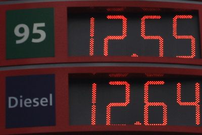 Høyere bensin- og dieslepriser slår ut på salgsstatistikken.