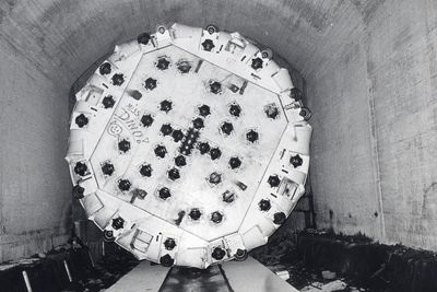 TBM-TABBE: Statens vegvesen boret i perioden 1984-1986 cirka syv km tunnel gjennom Fløyfjellet med tunnelboremaskinen "Madam Felle". Men maskinens diameter var for liten,  og omfattende strossing måtte til for å få full kjørebanebredde i begge løp. Det kostet tid og penger.