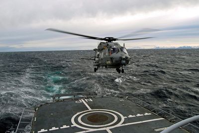 Det første NH-90-helikopteret lander på KV Nordkapp under testing i Vestfjorden.