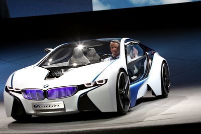 BMW Vision er navnet på konseptbilen som gir en pekepinn på hvordan BMW ser for seg elektrisk framdrift med moroa inntakt. "Joy defines the future", er slagordet.