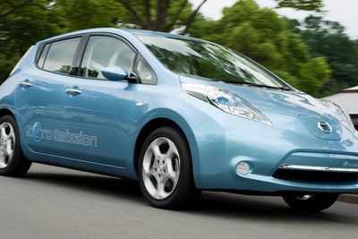 Nissan Leaf kommer med litiumionebatterier på 24 kWh som skal gi den en rekkevidde på 160 km. Elmotoren leverer en effekt på 80 kW og et dreiemoment på 280Nm og skal gi Leaf en toppfart på over 140 km/t.