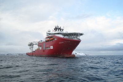 Skandi Arctic: dykker- og undervannskonstruksjonskip. 157 meter lang,  27 meter bred. Plass til 140 personer. Bygget ved ved Søviknes verft, STX Europe. Eies av DOFCON og Technip i fellesskap.