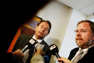 Riksmeglingsmennene Dag Nafstad (t.v.) og Nils Dalseide kunne 06.00 fortelle at partene i offentlig sektor var kommet til en løsning på overtid.