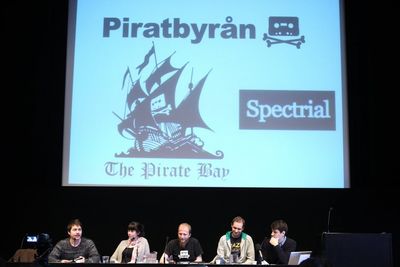 Fra søndagens pressekonferanse med Piratbyrån og The Pirate Bay i Stockholm. I dag, mandag, starter rettssaken mot The Pirate Bay i Stockholms tingsrett.