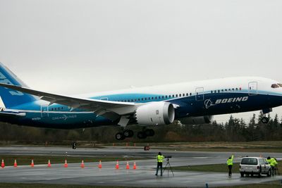 Litt over klokka 10 tirsdag lokal tid, lettet Boeing 787 Dreamliner for første gang. Jomfruturen gikk fra Paine Field i Everett til Boeing Field i Seattle.