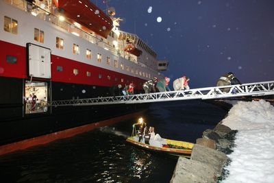 Hurtigruteskipet "Richard With" gikk tirsdag morgen på grunn rett ved Pir 2 i Trondheim Havn. Passasjerer og mannskap ble evakuert via brannstige.