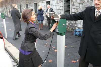 Tidligere byrådssekretær Lene Langemyr åpnet ladestasjonene i Kongens gate i november i fjor. Foreløpig har imidlertid etableringen av stasjonene gått treigt.