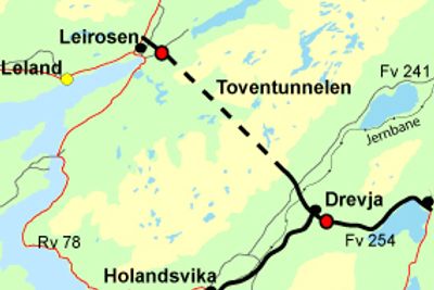 Den smale stripen som klamrer seg til de bratte fjellsidene langs Vefsnfjorden er riksveg 78. Den er hovedveg mellom Mosjøen og Sandnessjøen fram til 2014.