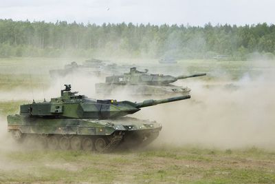 Den svenske Leoparden er både bedre beskyttet og en bedre jeger enn den norske stridsvognen.