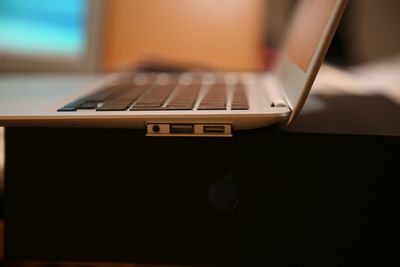 PORT-AL. Du må slå ned en klaff for å finne de tre portene Macbook Air tilbyr: Mikro-DVI, USB-port og lydutgang.