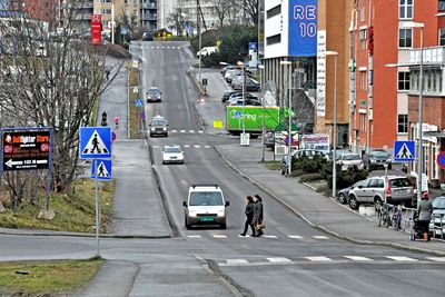 Rolf Hofmos gate tar av til venstre nederst på bildet. Johan H. Andresens vei tar av til høyre på bakketoppen i bakgrunnen. Mellom disse vegene får Ensjøveien en bredde som varierer mellom 14,5 og 17,2 meter.