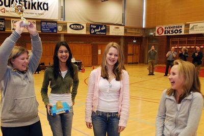 VINNERNE: Kari Kvarme (f.v.), Sylvia Oldebråten, Marie Elise Svarve og Eivor Viljugrein Stølen går i niende-klasse ved Ramstad ungdomsskole, og er best i Bærum hva småbil-konstruksjon angår.