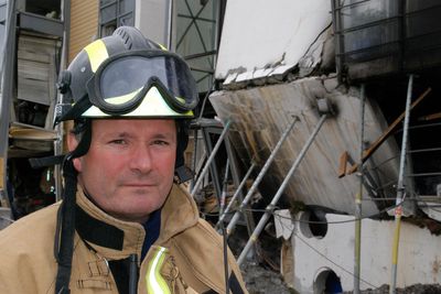 LETER FORTSATT: Brigadesjef Ståle Lindhardt i Oslo brann- og redningsetat forteller at det er en tung jobb redningsmannskapene har. Senere denne uken blir det avgjort hvor lenge de skal fortsette søket etter den siste omkomne.